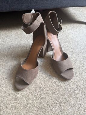 Indigo Rd. Women's Size 10M Taupe Faux Suede Block Heel Ankle Strap Sandals